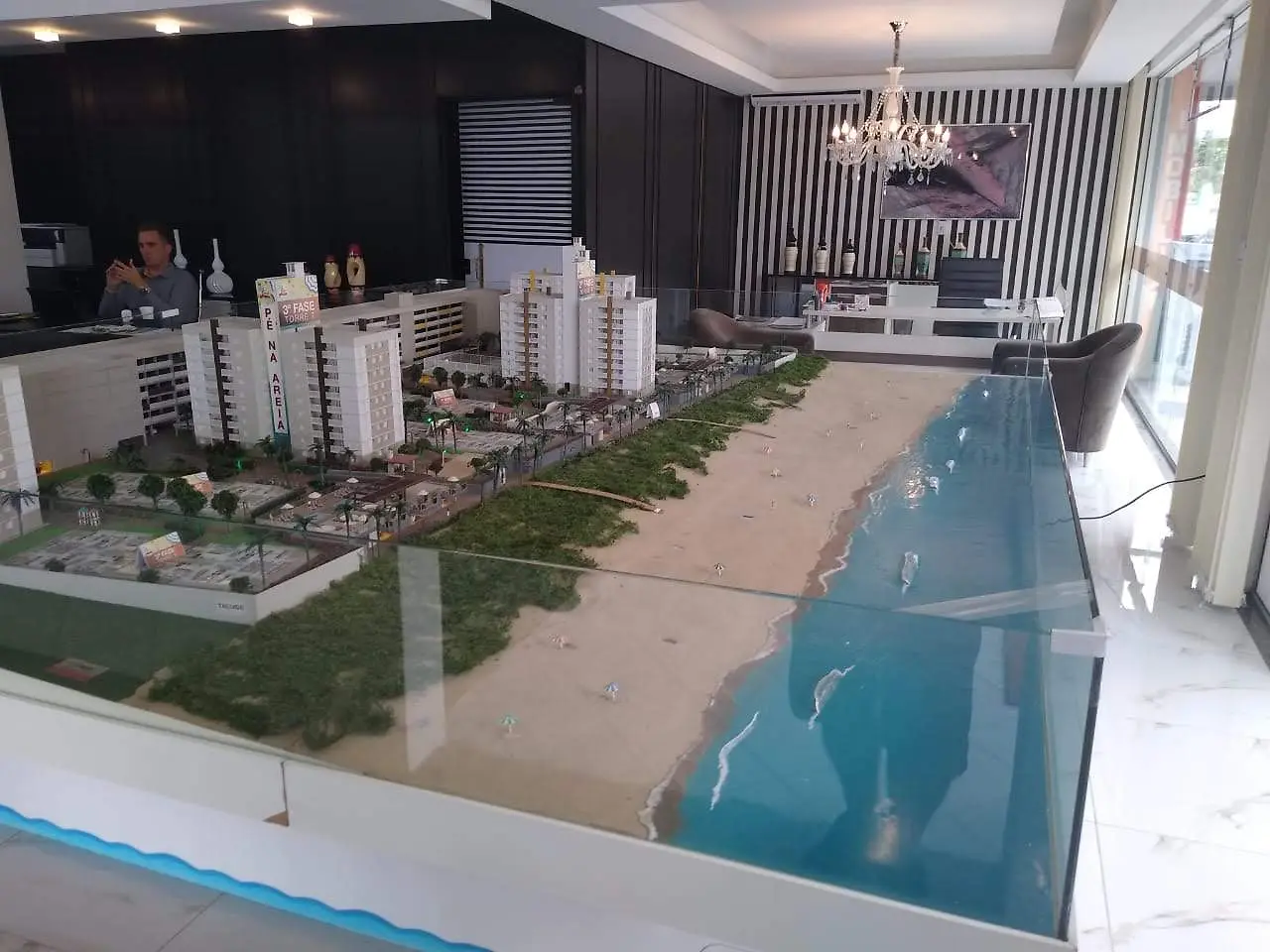 Maquete com edifícios, área de lazer e detalhes de acabamento