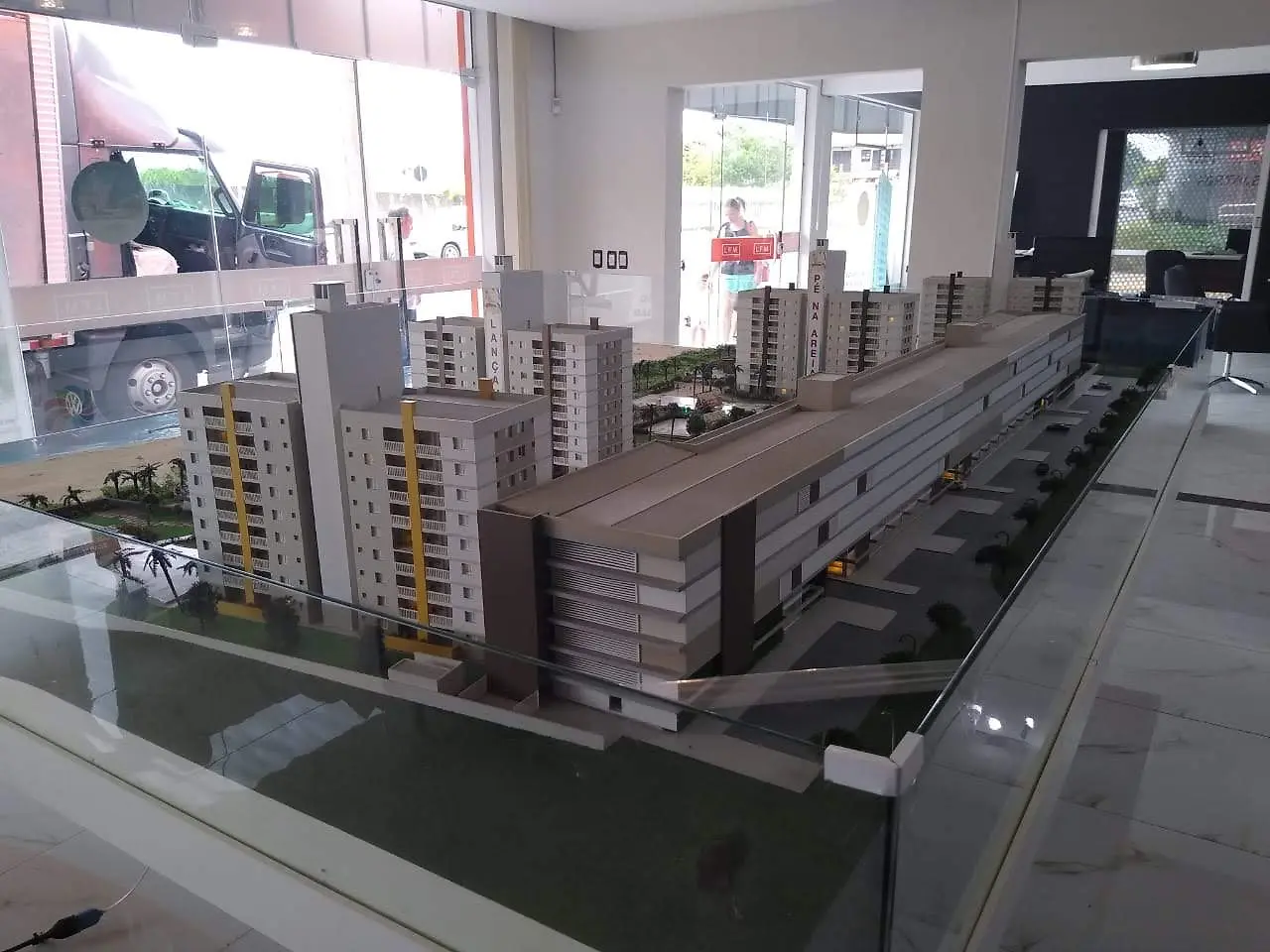 Maquete arquitetônica de empreendimento em espaço de apresentação