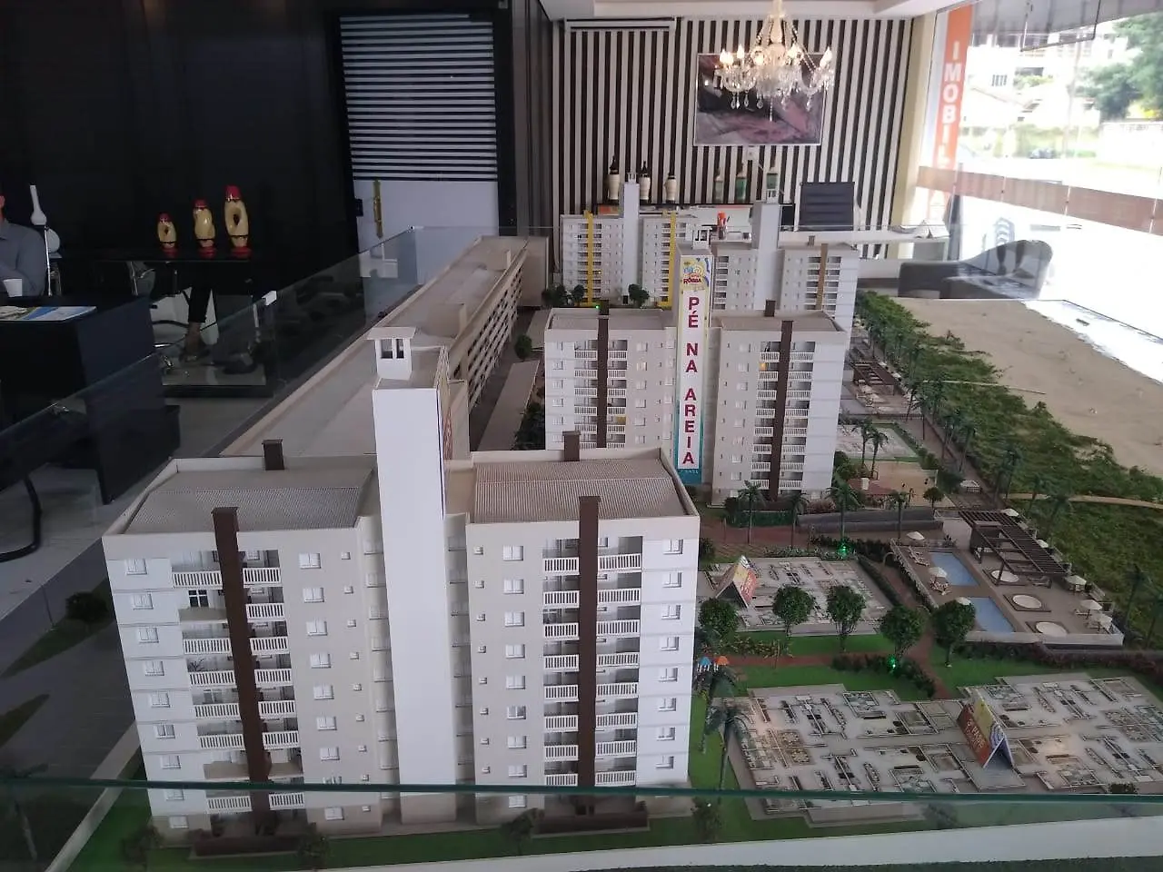 Detalhes da implantação, edifícios e acessos de uma maquete