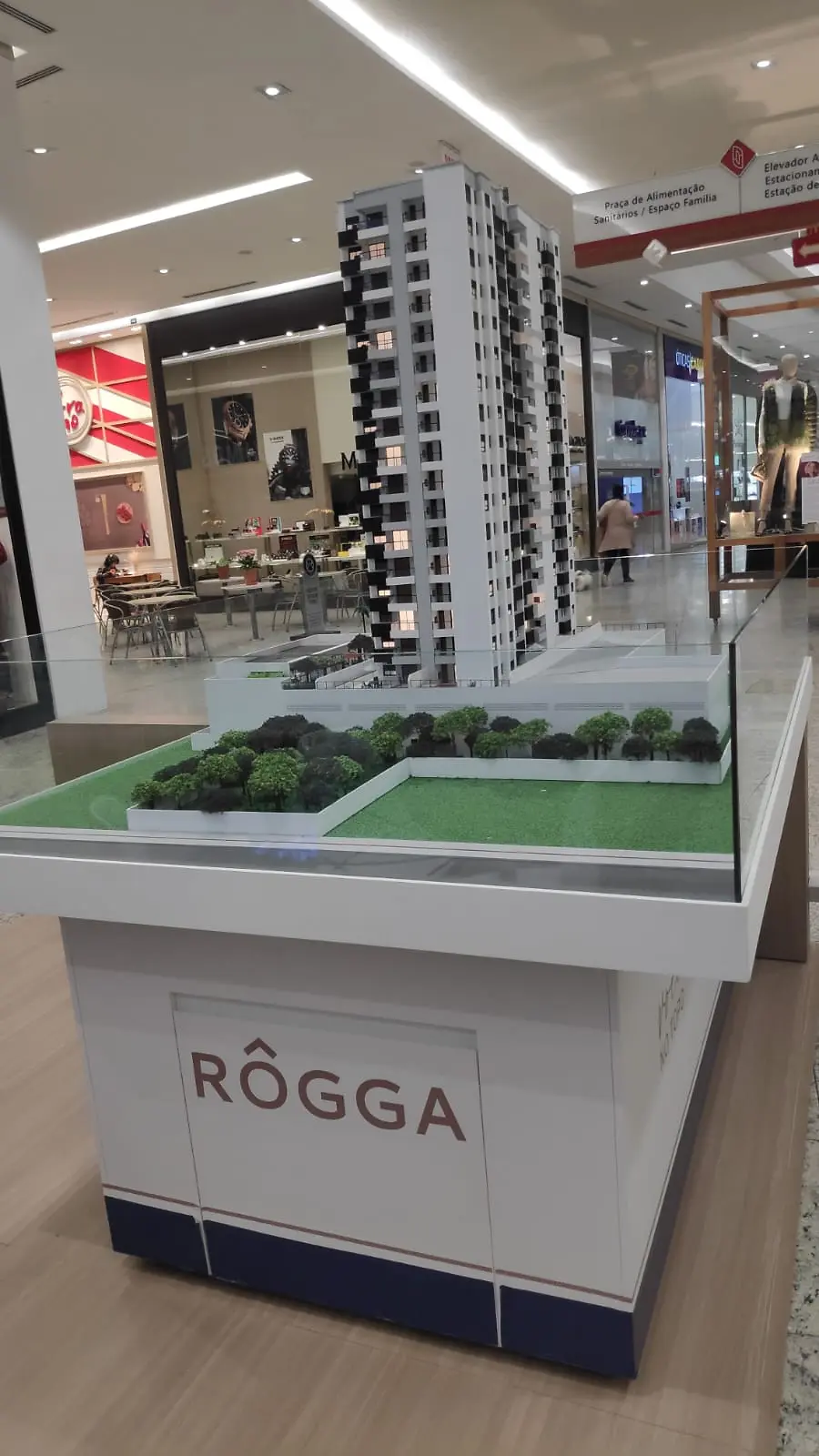 Maquete vertical instalada em espaço de exposição