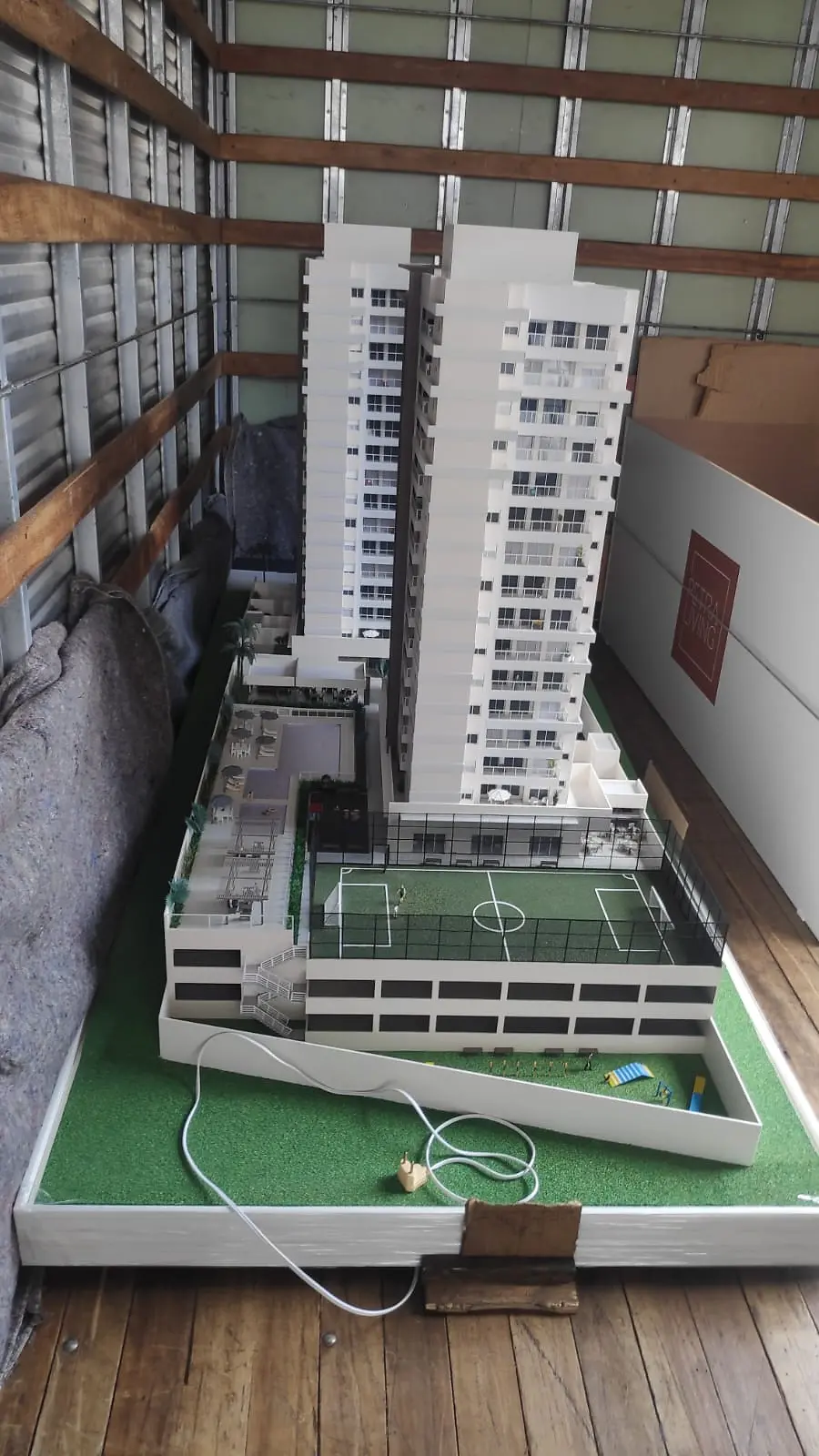 Maquete vertical acomodada no interior de veículo de carga