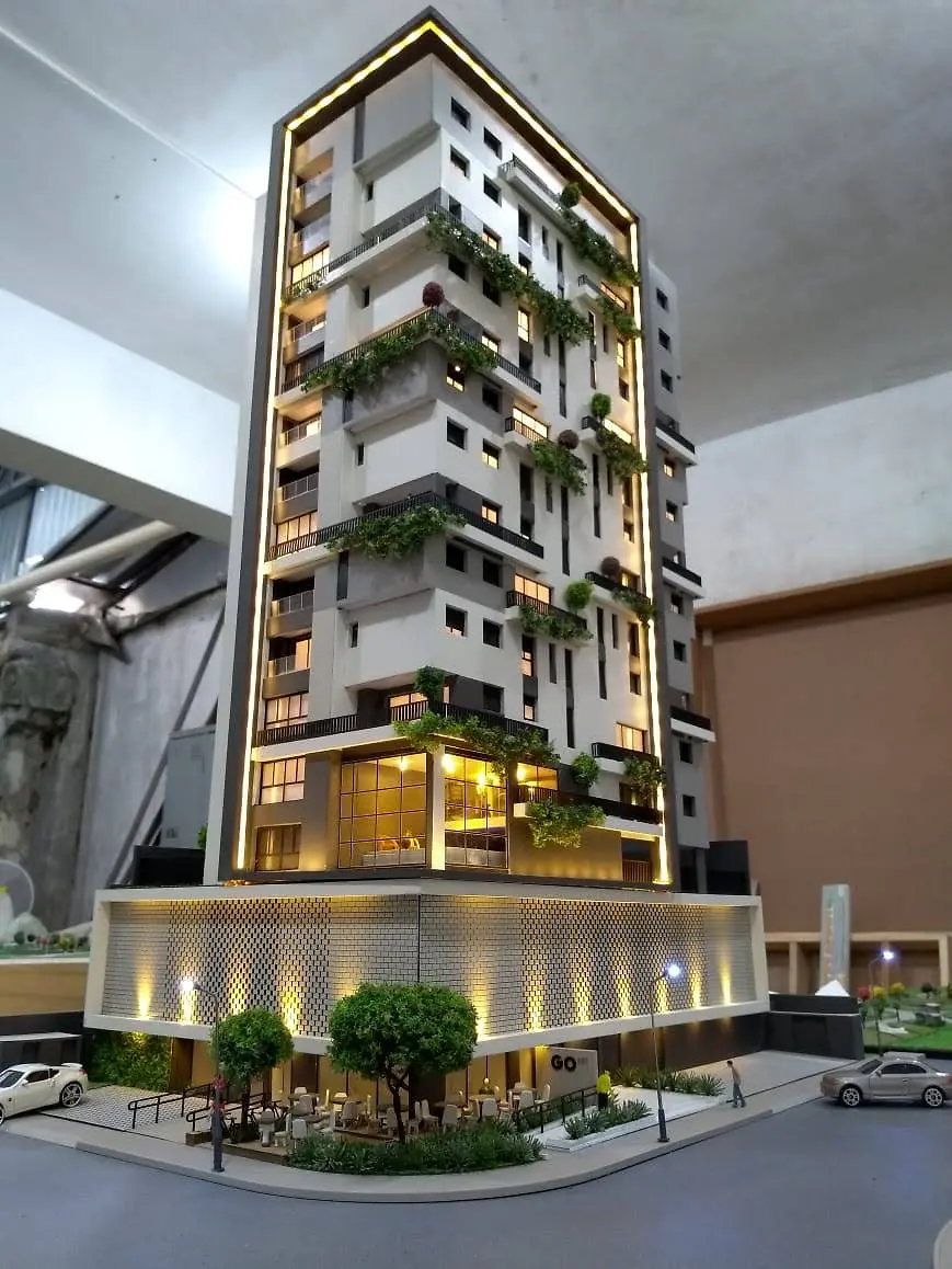 Maquete vertical de edifício com iluminação e acabamento