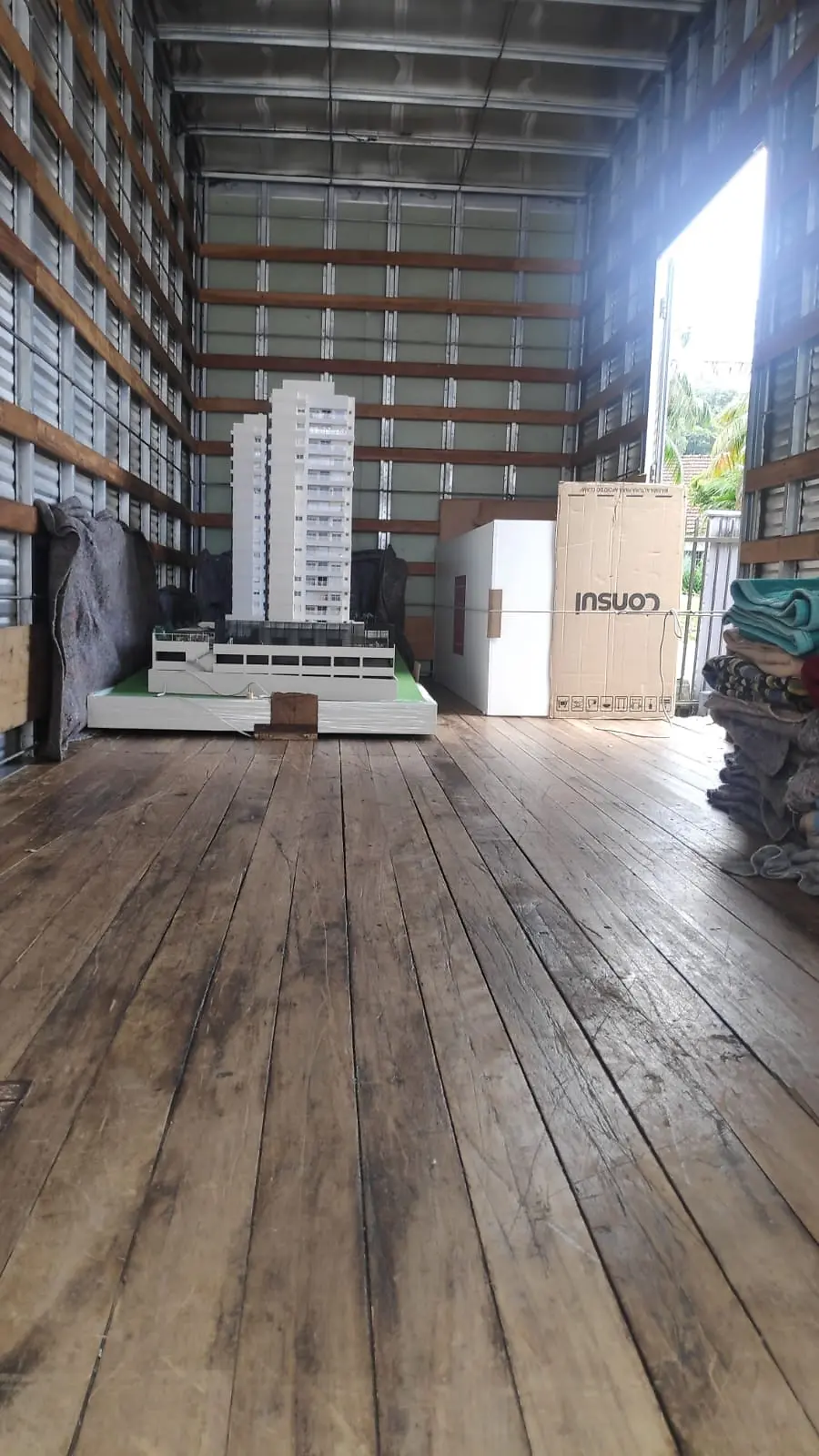 Interior de veículo de carga preparado para receber volumes